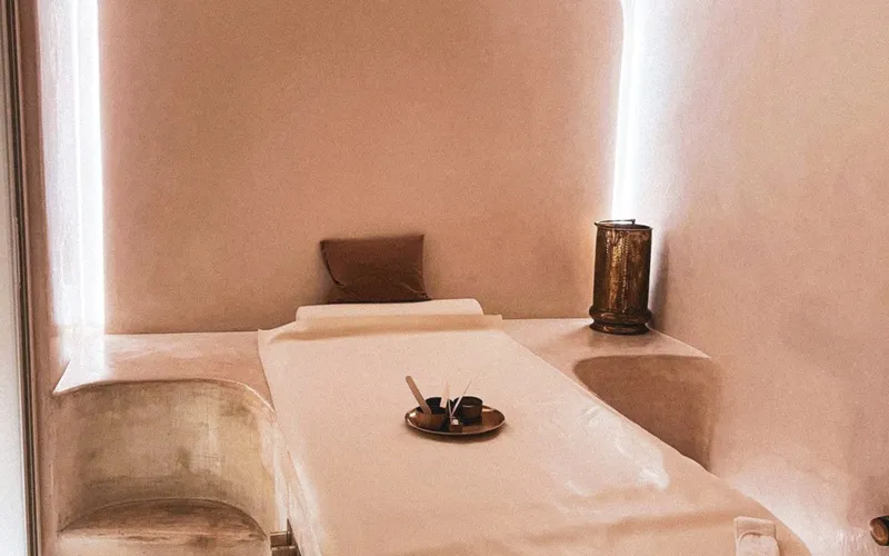 Sala de tratamiento con camilla y luz cálida